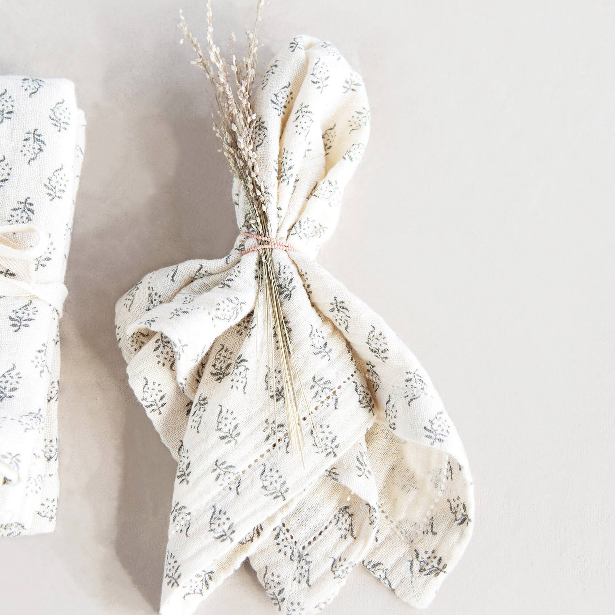 Hello Honey® Charcoal & Cream Floral Print Cotton Napkins, 4ct.